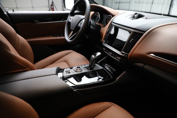 2022 maserati levante interior